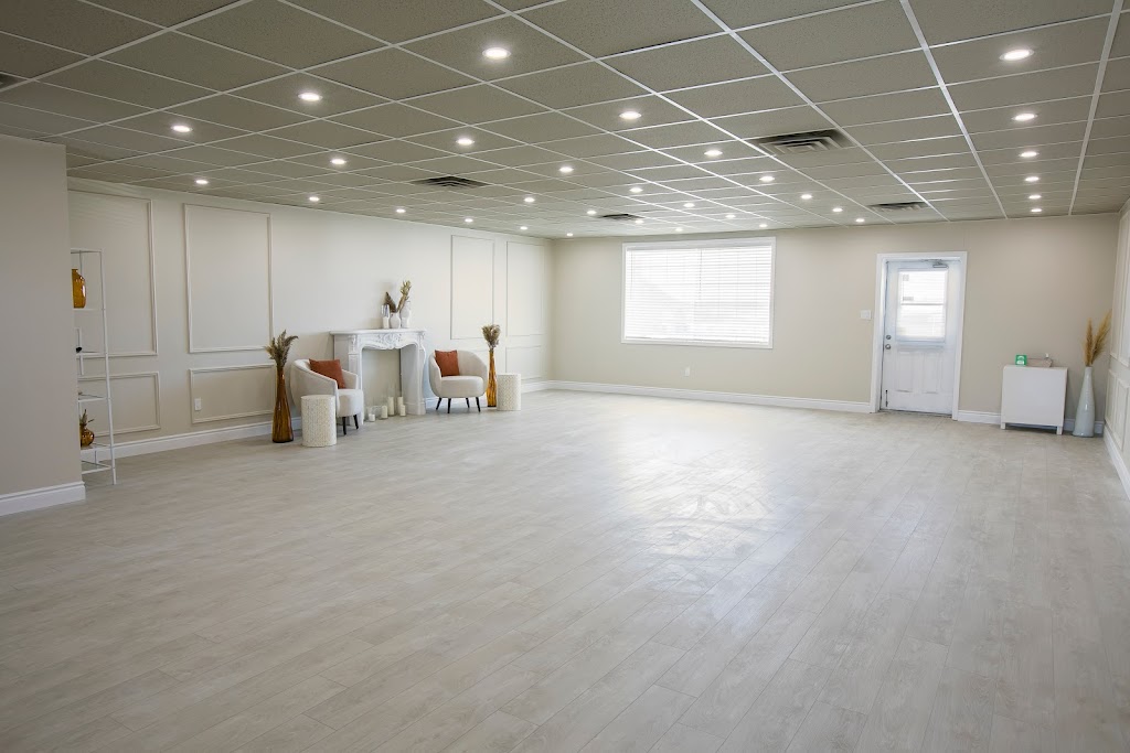 The Lindsay Lounge | 68 McLaughlin Rd unit 5, Lindsay, ON K9V 6B5, Canada | Phone: (705) 701-9664