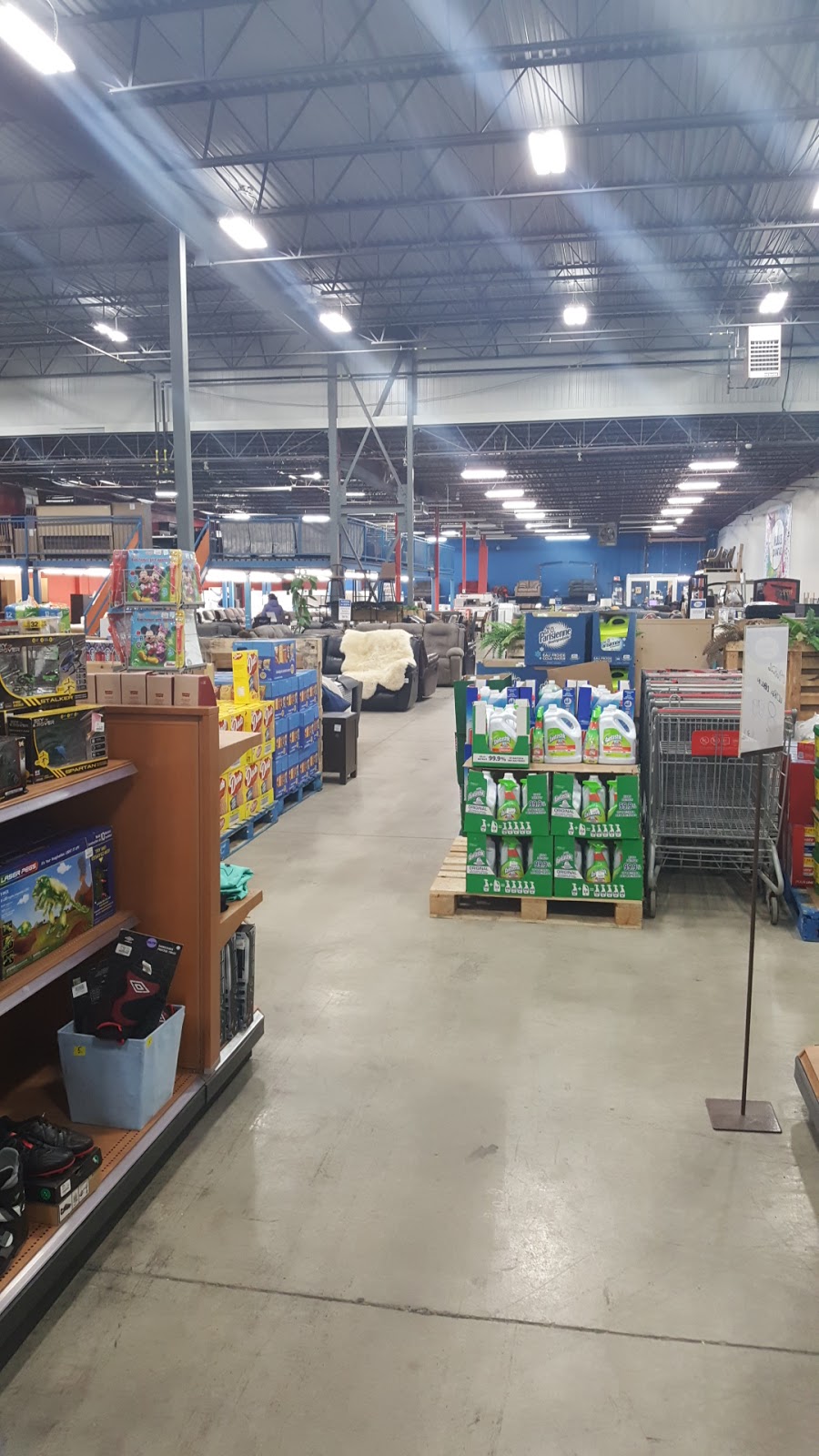 Meubles & Davantage | 1555 Boulevard Industriel, Farnham, QC J2N 2X3, Canada | Phone: (450) 293-4727