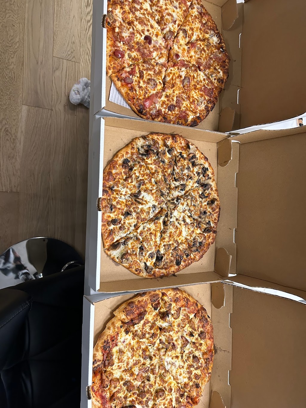Pizzeria Cheesy Crust | 1866 Oxford St W Unit 4, London, ON N6K 0J8, Canada | Phone: (519) 641-7599