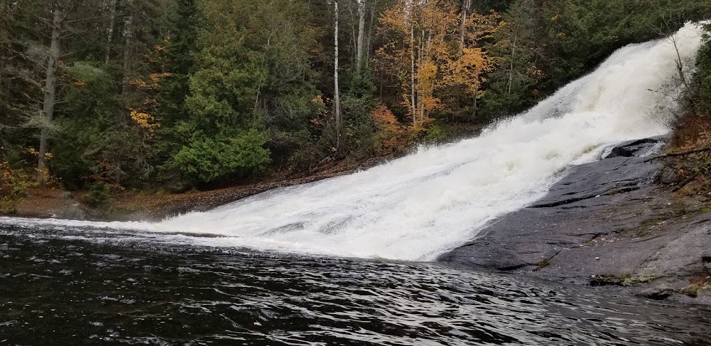 Algonquins Edge Resort | 24909 ON-60, Whitney, ON K0J 2M0, Canada | Phone: (416) 951-1230