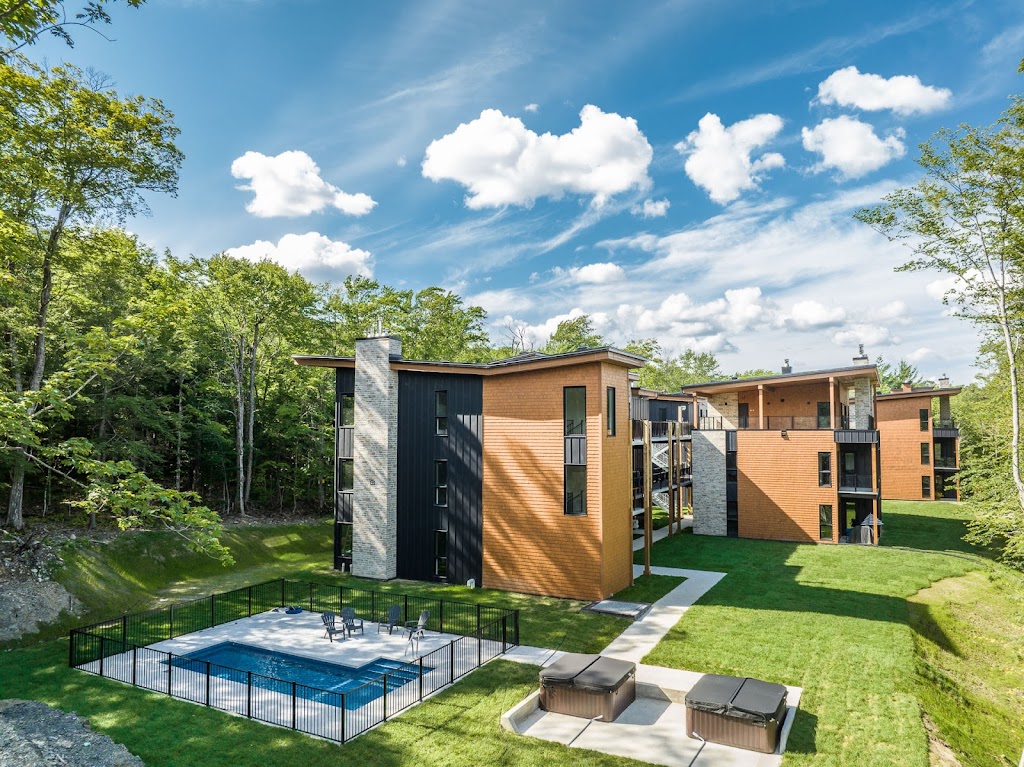 Chalets en Estrie | 33 Rue de la Petite Coulée, Orford, QC J1X 7J5, Canada | Phone: (819) 578-4019