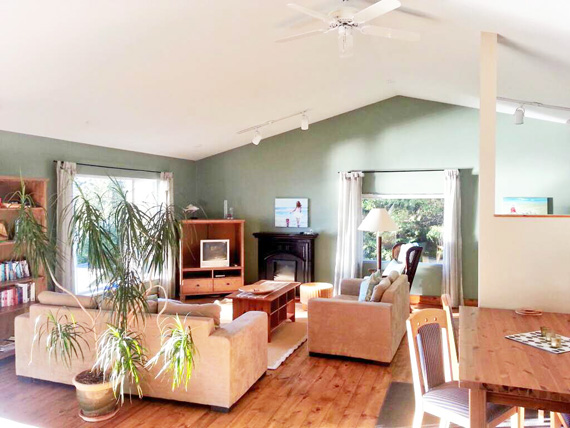 Beachside by the Bay Waterfront Suites | 5005 Sunshine Coast Hwy, Sechelt, BC V0N 3A2, Canada | Phone: (604) 741-0771