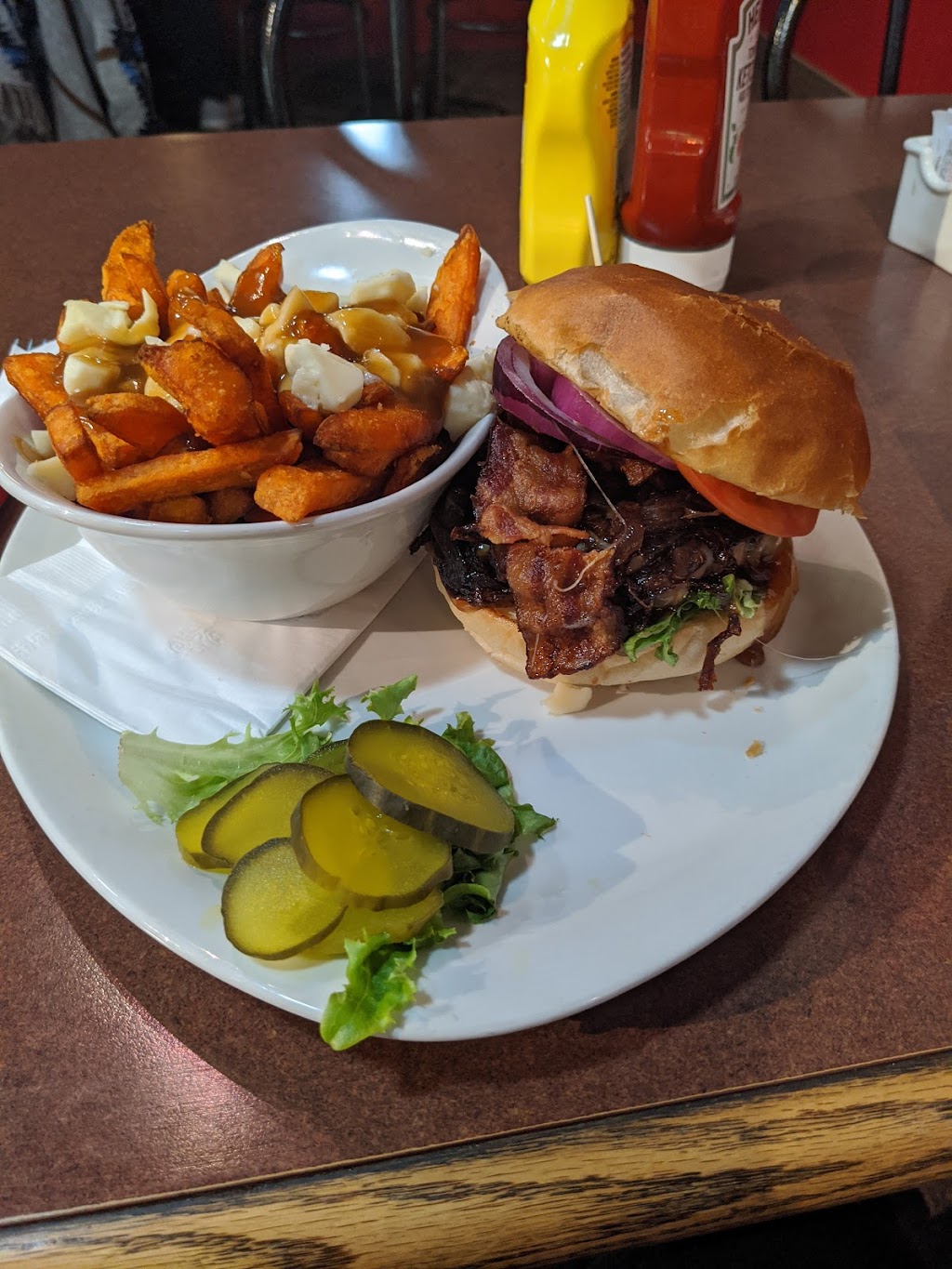 Fieldhouse Bar & Grill | 2451 Riverside Dr., Ottawa, ON K1H 7X7, Canada | Phone: (613) 736-6203