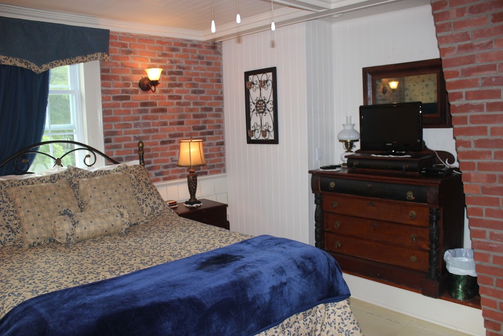 Domaine Les Boisés Lee Farm (B&B)(Circa1810) | 20 Boulevard Notre-Dame O, Stanstead, QC J0B 3E2, Canada | Phone: (819) 876-5115
