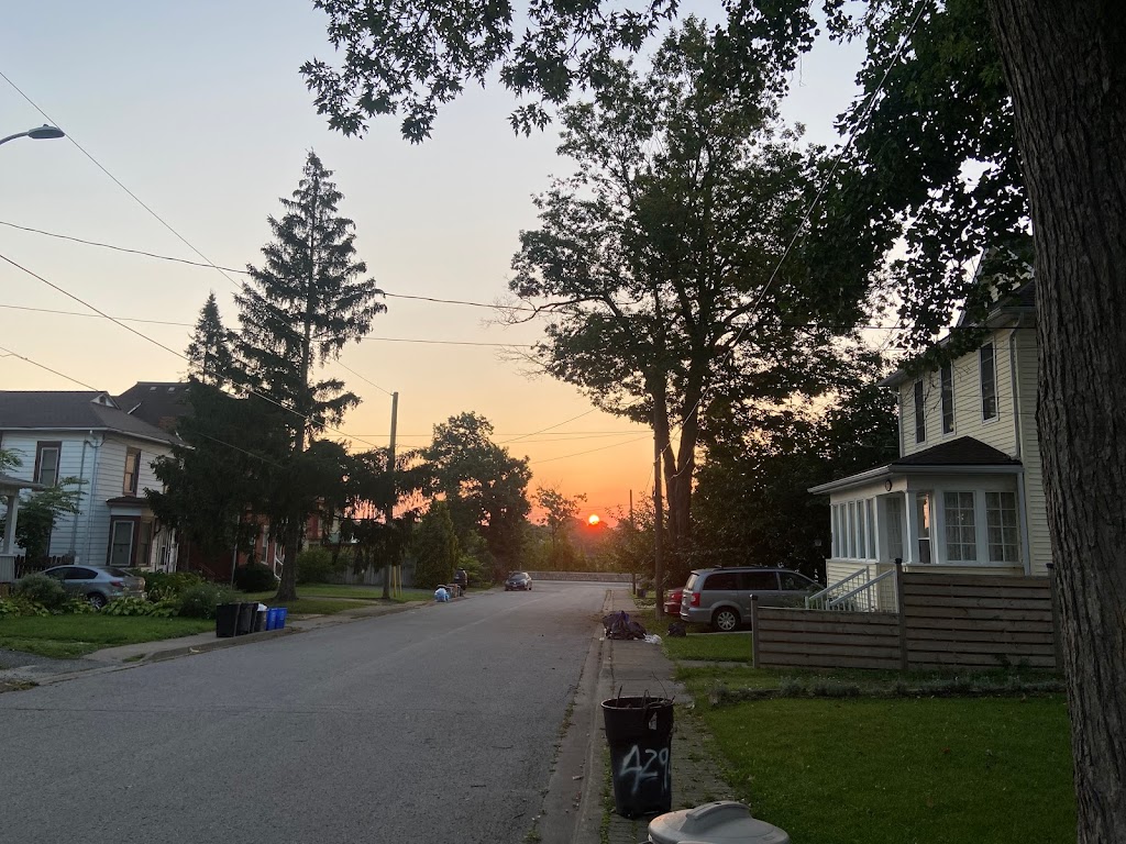 ELLIS HOUSE BED AND BREAKFAST - NIAGARA FALLS | 4284 Ellis St, Niagara Falls, ON L2E 1H1, Canada | Phone: (905) 358-0336