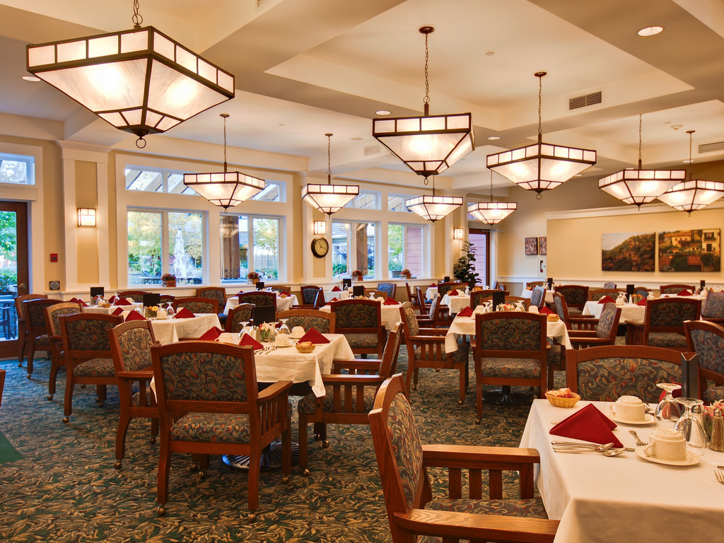 Shannon Oaks-Oak Bay | 2000 Goldsmith St, Victoria, BC V8R 0A2, Canada | Phone: (250) 595-6257