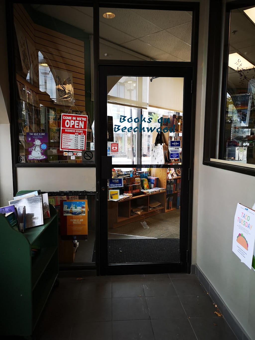 Books on Beechwood | 35 Beechwood Ave, Ottawa, ON K1M 1M1, Canada | Phone: (613) 742-5030