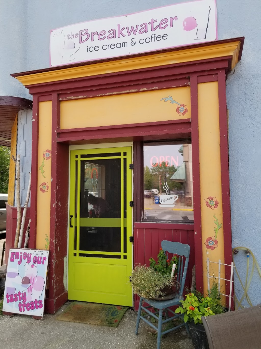 The Breakwater Ice Cream & Coffee Bar | 16 Main St, Winnipeg Beach, MB R0C 3G0, Canada | Phone: (204) 485-4896
