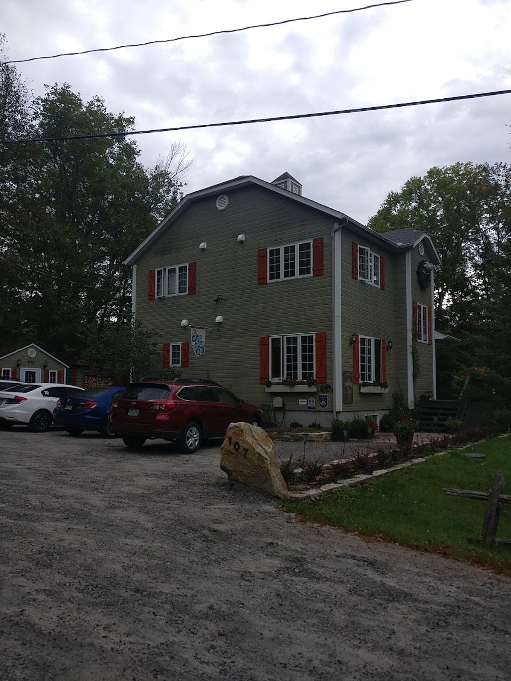 La Chaumière de lAnse | 107 Chemin de lAnse, Mont-Tremblant, QC J8E 1H1, Canada | Phone: (514) 609-7788