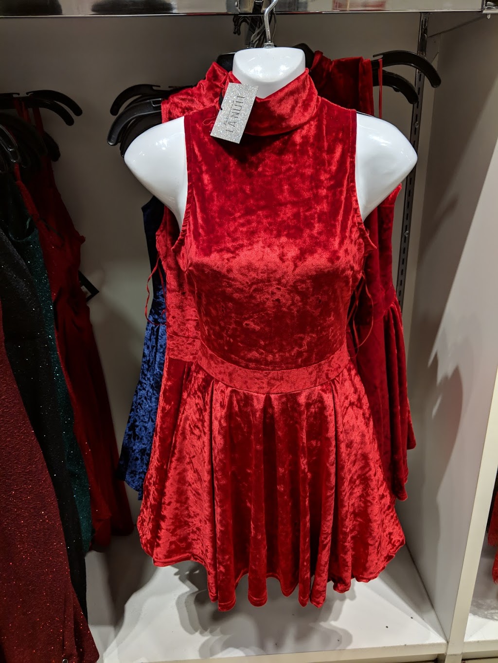 Urban Planet | 7999 Boulevard des Galeries dAnjou, Anjou, QC H1M 1W6, Canada | Phone: (514) 354-9385
