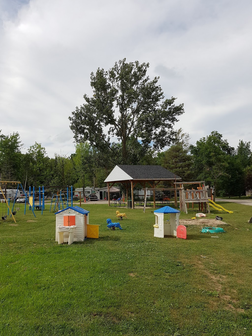 Bee Happy Family Campground | 1181 Big Bay Point Rd, Innisfil, ON L9S 2N6, Canada | Phone: (705) 722-3030