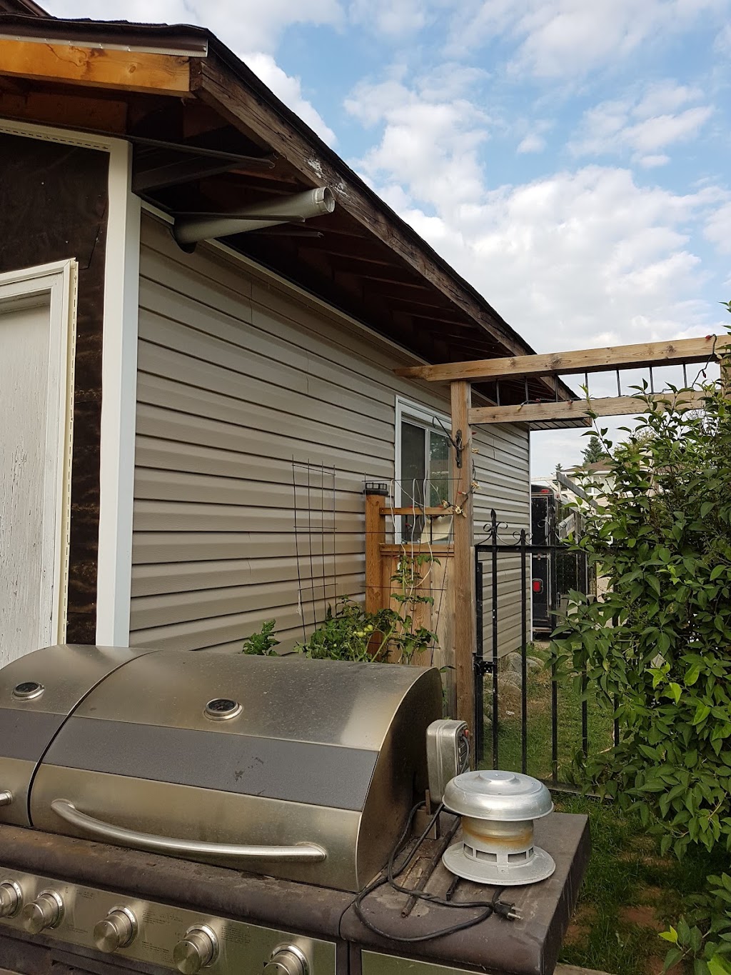 Zeebees Siding | 11241 224 St NW, Edmonton, AB T5S 2T8, Canada | Phone: (780) 487-5700