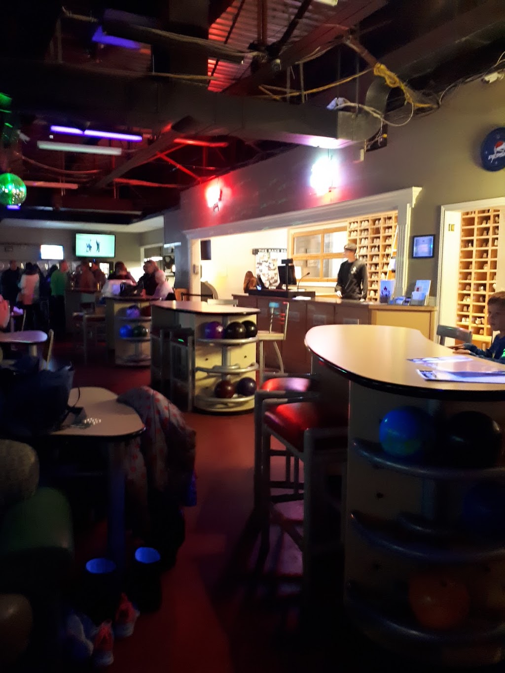 Hi-Way Bowl | 1898 London Line, Sarnia, ON N7T 7H2, Canada | Phone: (519) 542-2234