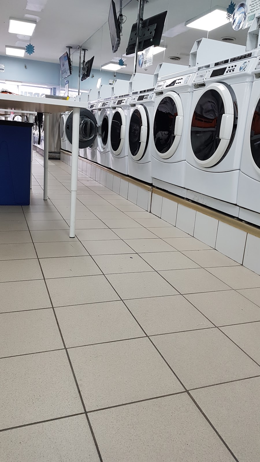 Sparkling Clean Laundry - 24/7 HRS | 1736 Lawrence Ave E, Scarborough, ON M1R 2Y2, Canada | Phone: (647) 497-5352