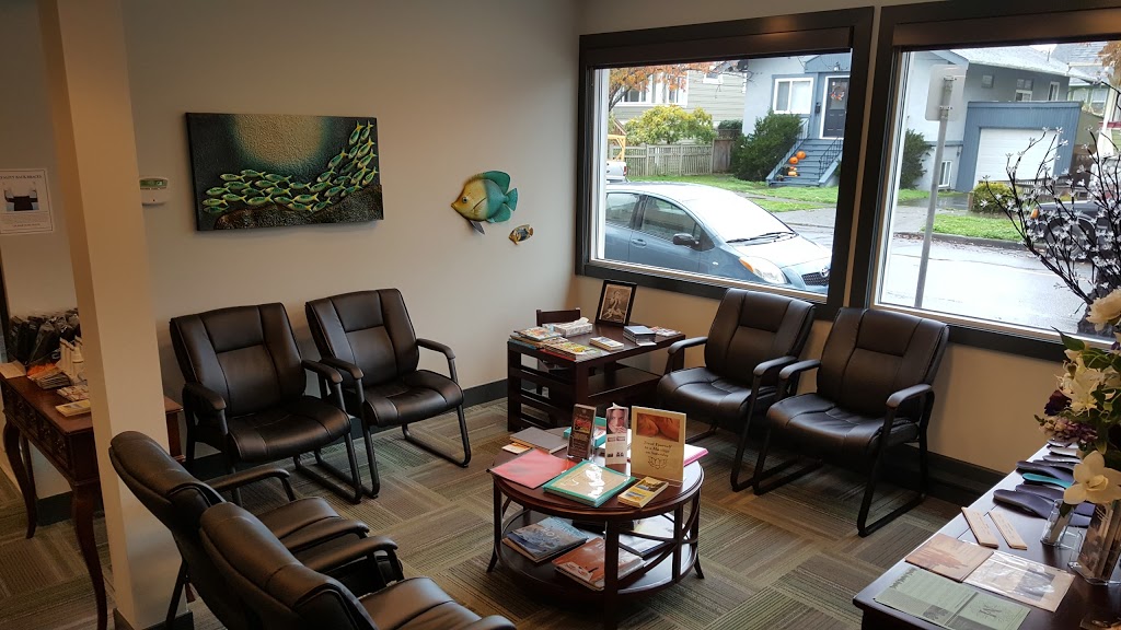 Moss Healthcare | 143 Moss St, Victoria, BC V8V 4M2, Canada | Phone: (778) 406-1177