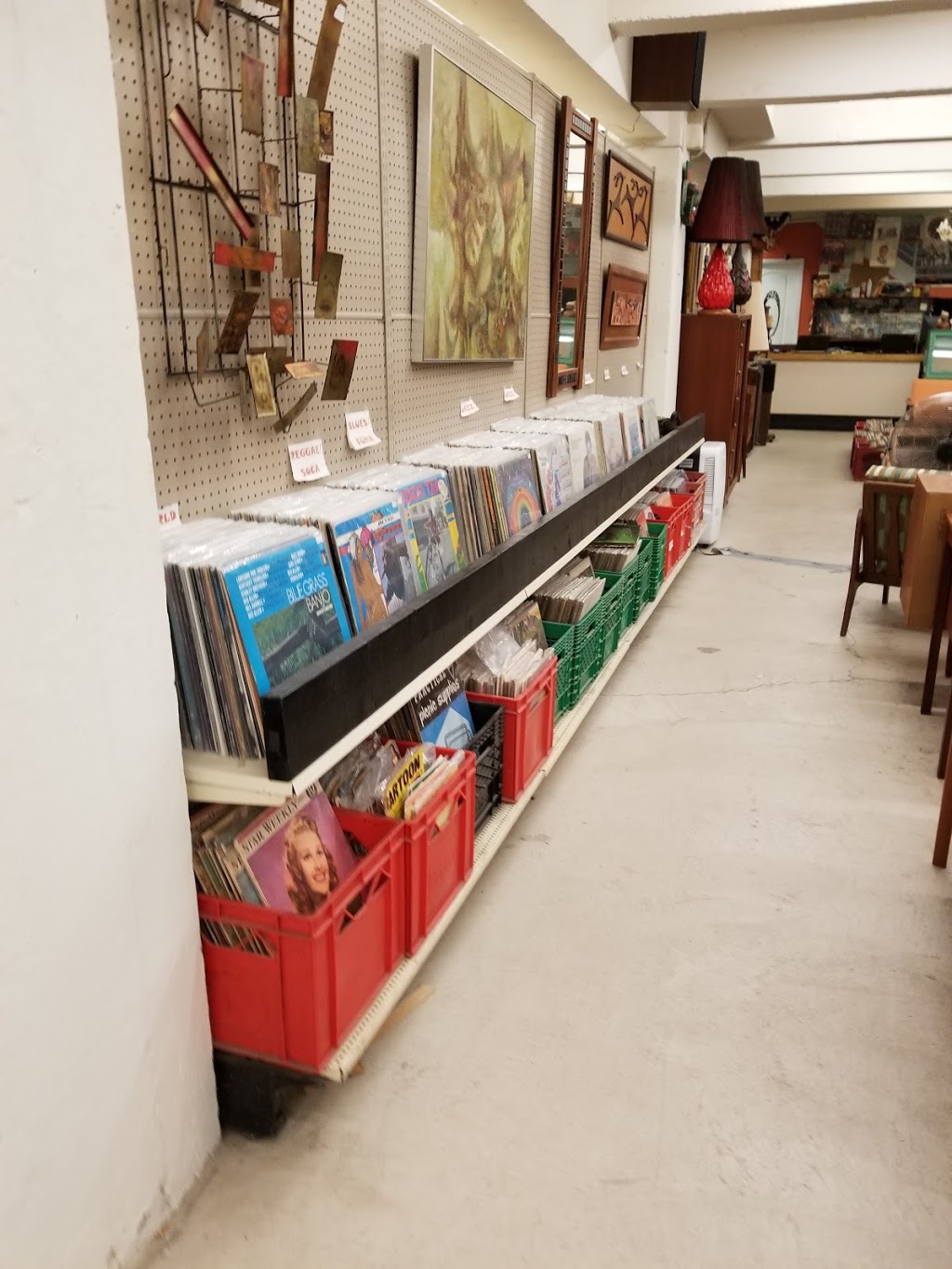Antique Avenue | 329 Ottawa St N, Hamilton, ON L8H 3Z8, Canada | Phone: (905) 547-7168