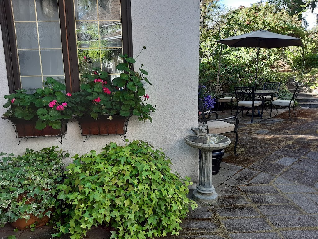 Blue Willow Guest House | 524 Quatna Rd, Qualicum Beach, BC V9K 1B4, Canada | Phone: (250) 752-9052