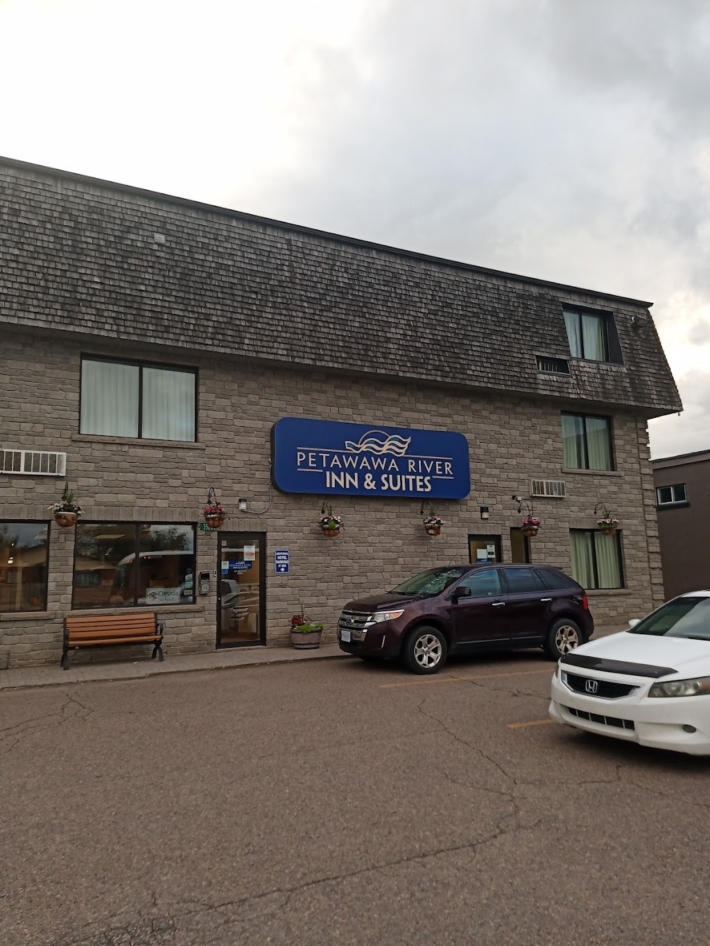 Petawawa River Inn & Suites | 3520 Petawawa Blvd, Petawawa, ON K8H 1W9, Canada | Phone: (613) 687-4686