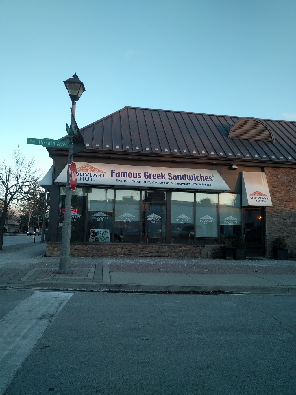 Souvlaki Hut | 300 Kerr St, Oakville, ON L6K 3B3, Canada | Phone: (905) 845-5353