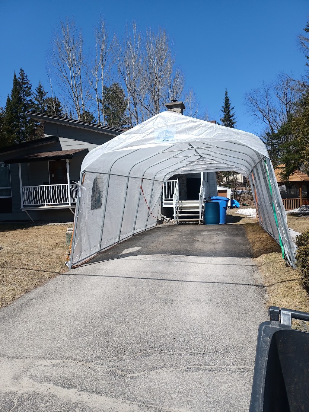 Rapido tempo installation abris auto | 726 Rue Saint-Isidore, Saint-Lin - Laurentides, QC J5M 2V3, Canada | Phone: (438) 498-5558