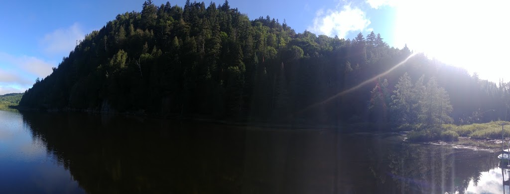 Les Berges du rocher | 2043-2399 Chemin du Lac-des-Trois-Frères, Saint-Adolphe-dHoward, QC J0T 2B0, Canada | Phone: (514) 926-4197