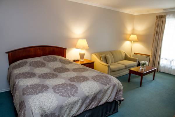 Rideau Heights Inn | 72 Rideau Heights Dr, Nepean, ON K2E 7A6, Canada | Phone: (613) 226-4152