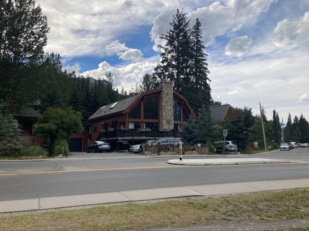Ambleside Lodge B&B | 123A Rundle Crescent, Canmore, AB T1W 2L6, Canada | Phone: (403) 678-3976