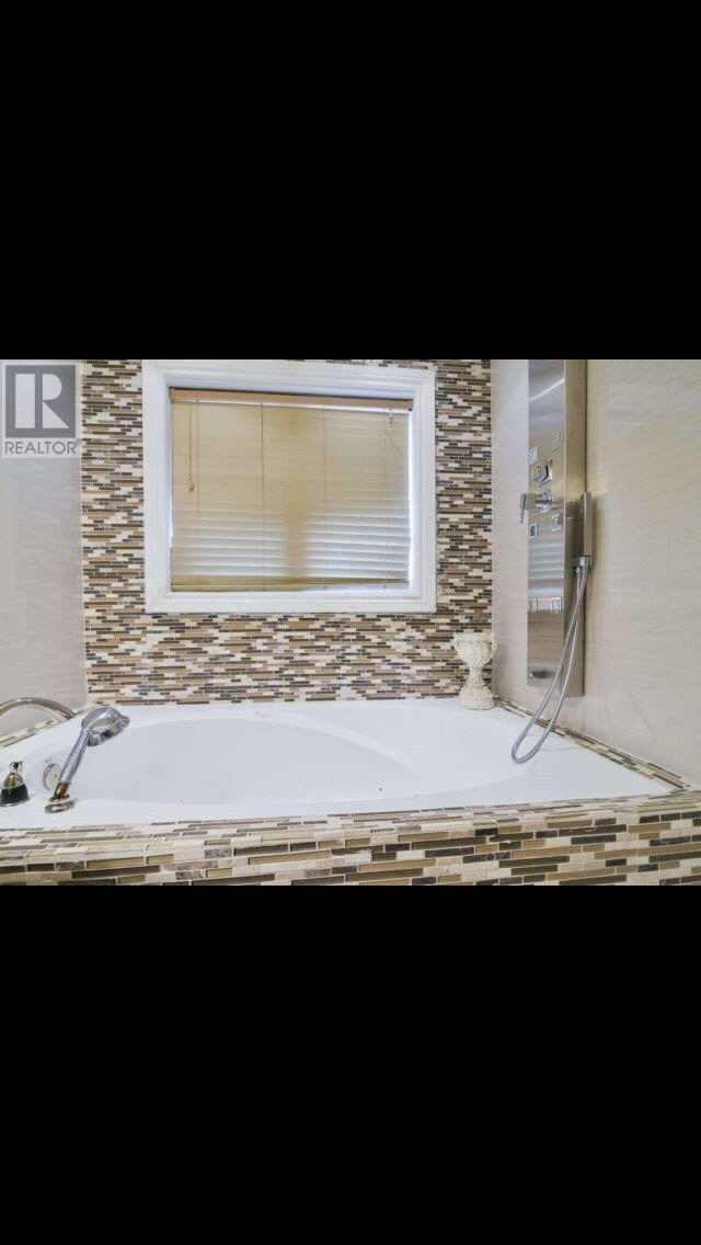 Izza khan | Real Estate Agent Mississauga | 3533 Eglinton Ave W, Mississauga, ON L5M 7T3, Canada | Phone: (647) 894-4992