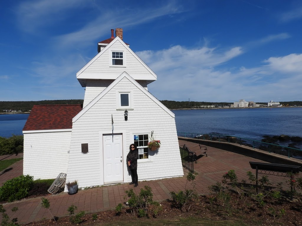 Fort Point Lighthouse | 21 Fort Lane, Liverpool, NS B0T 1K0, Canada | Phone: (902) 354-5260