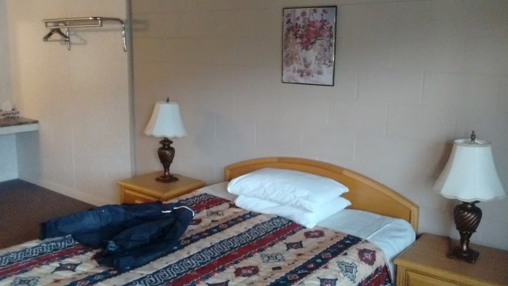 Flamingo Motel | 2387 Skaha Lake Rd, Penticton, BC V2A 6E8, Canada | Phone: (250) 492-8333
