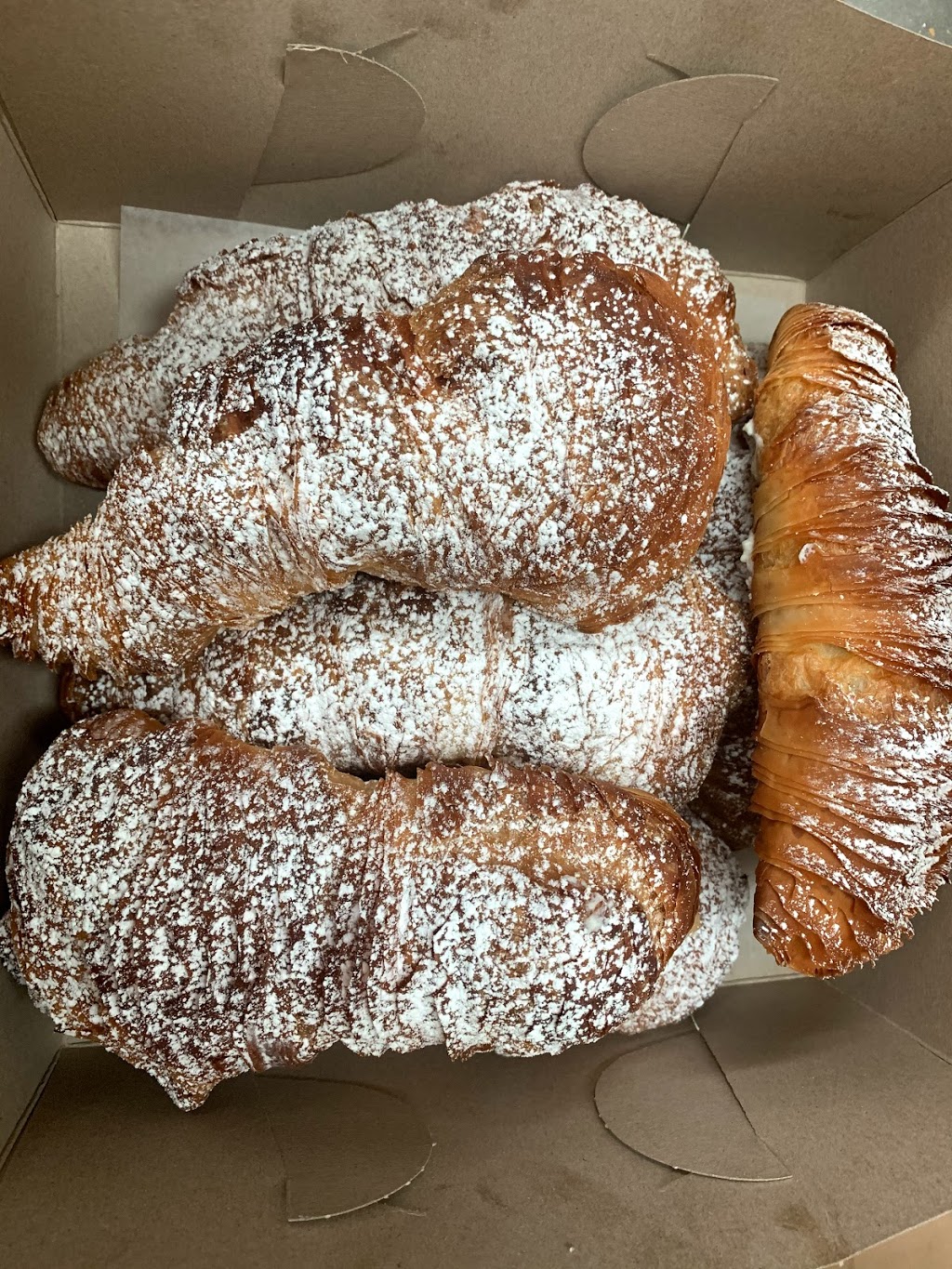patisserie dolce francesco | Boul de Pierrefonds, Montréal, QC H9H 3P6, Canada | Phone: (514) 629-3634