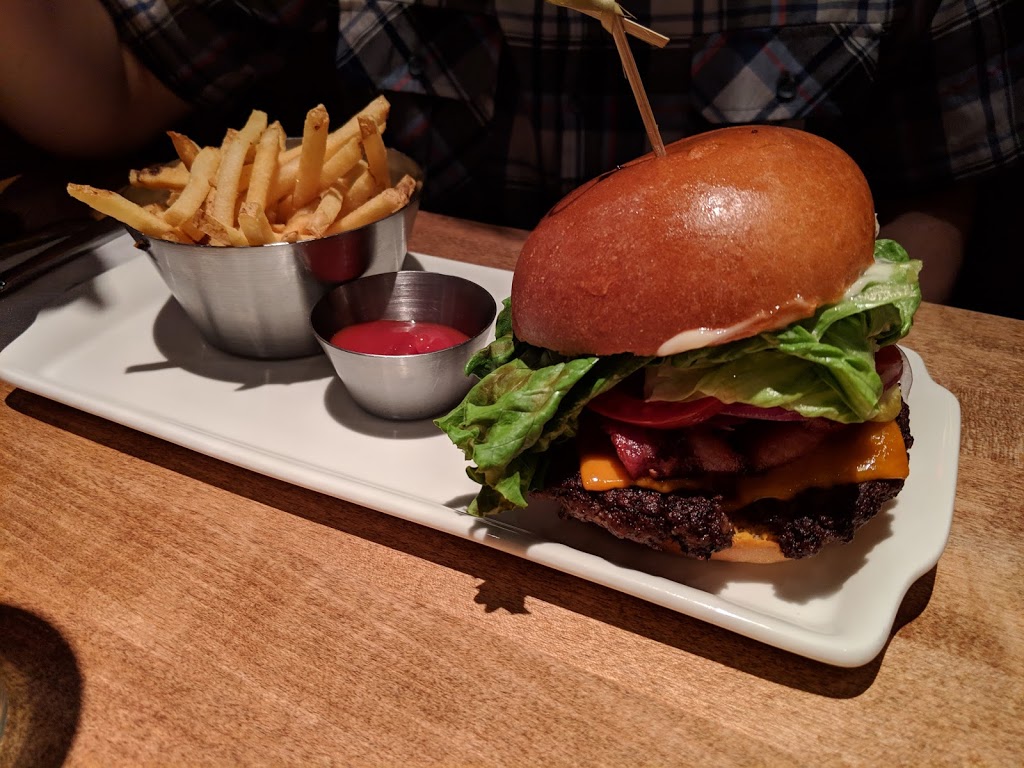 Earls Kitchen + Bar | 1215 St Marys Rd, Winnipeg, MB R2M 5L5, Canada | Phone: (204) 254-1600