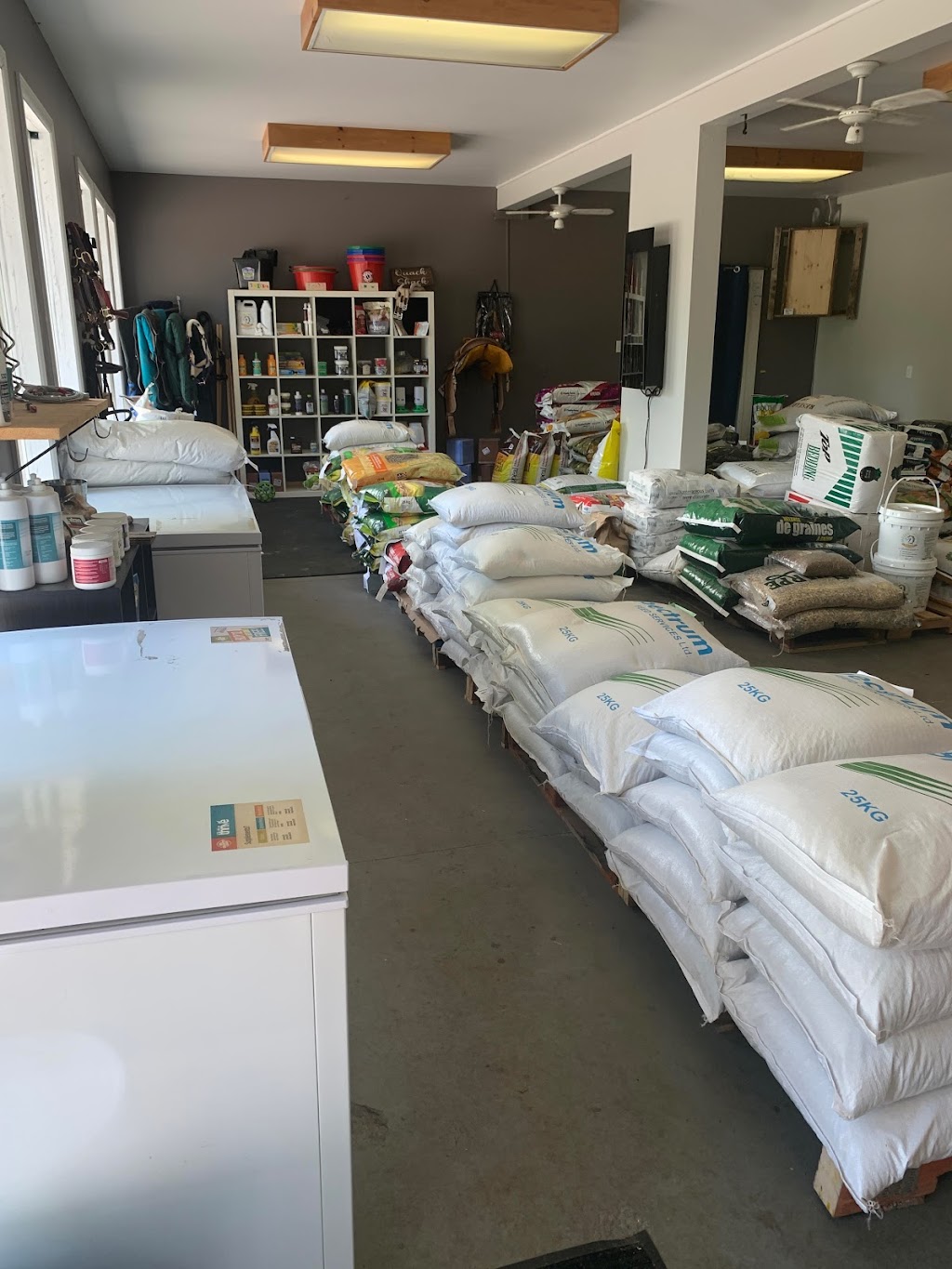 Topline Feed and Farm Supply | 1551 Upper Big Chute Rd, Coldwater, ON L0K 1E0, Canada | Phone: (705) 984-4657
