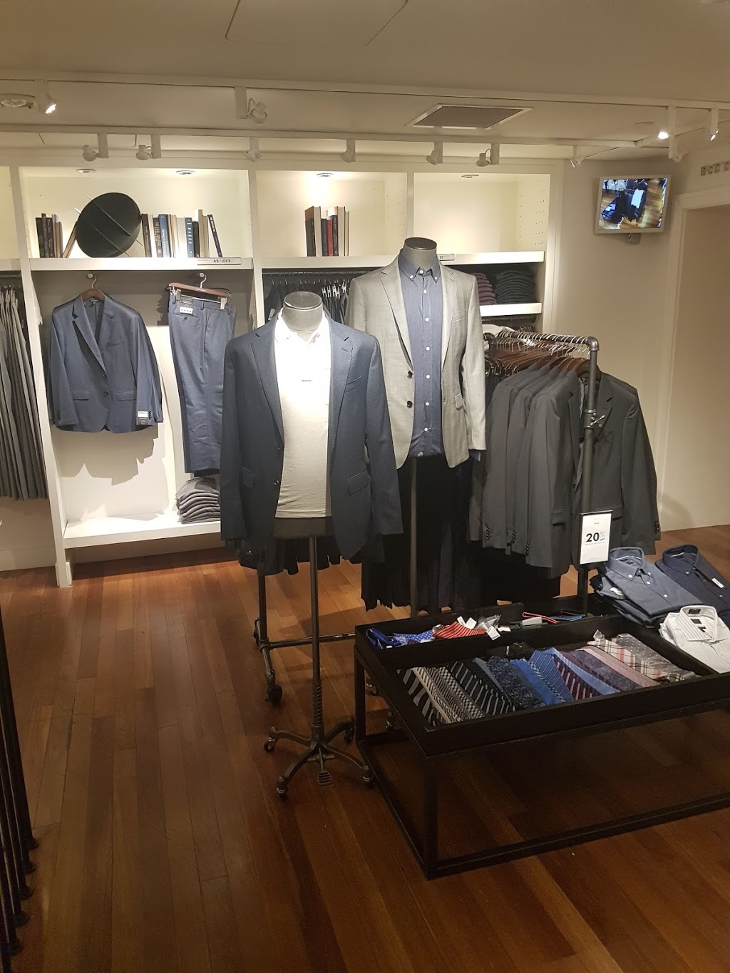 Banana Republic | 80 Bloor St W, Toronto, ON M5S 2V1, Canada | Phone: (416) 515-0018