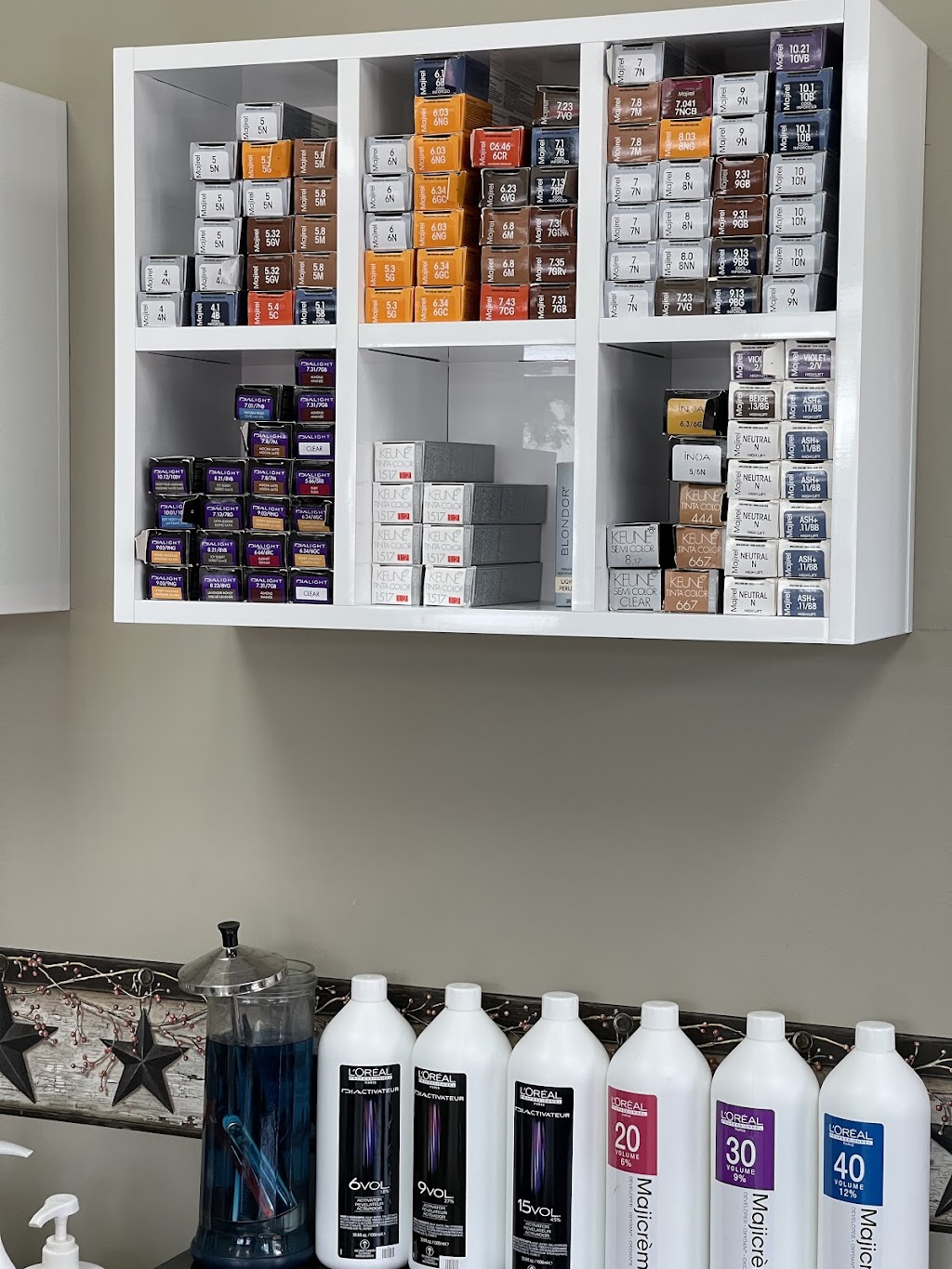Inetas Hair Studio | 8 Bloomingdale Rd N, Kitchener, ON N2K 1A2, Canada | Phone: (519) 591-4702