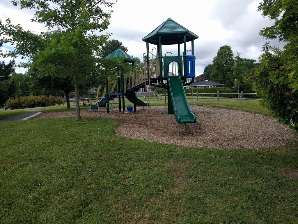 Grasshopper Hill Park | 1609 Kilborn Ave, Ottawa, ON K1H, Canada | Phone: (613) 580-2595