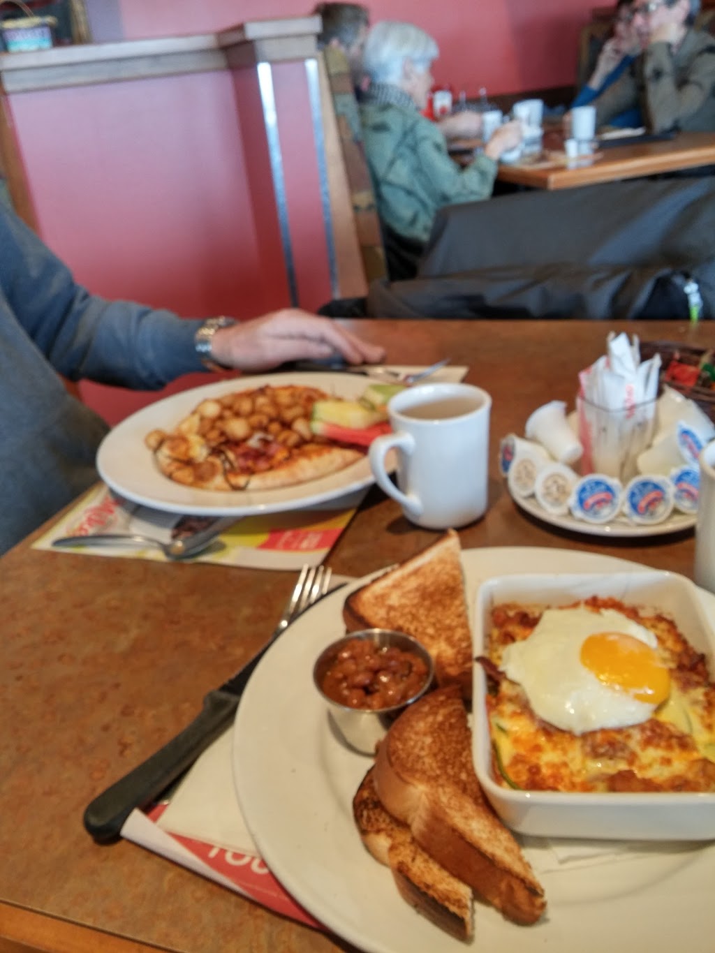 Mikes | Levi, 101-1810 Route des Rivières, Saint-Nicolas, QC G7A 2P6, Canada | Phone: (418) 832-3030