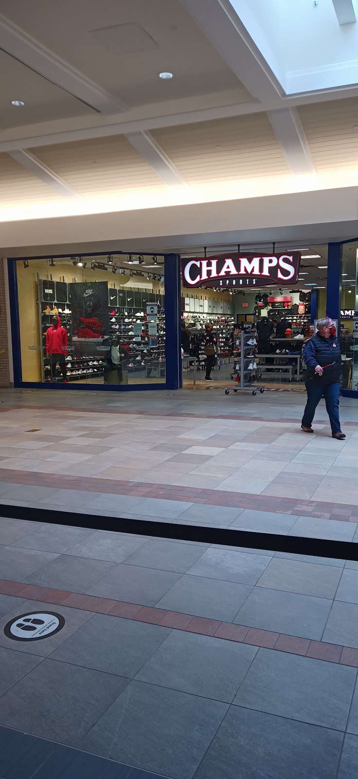 Champs Sports | 509 Bayfield St, Barrie, ON L4M 4Z8, Canada | Phone: (705) 737-1800