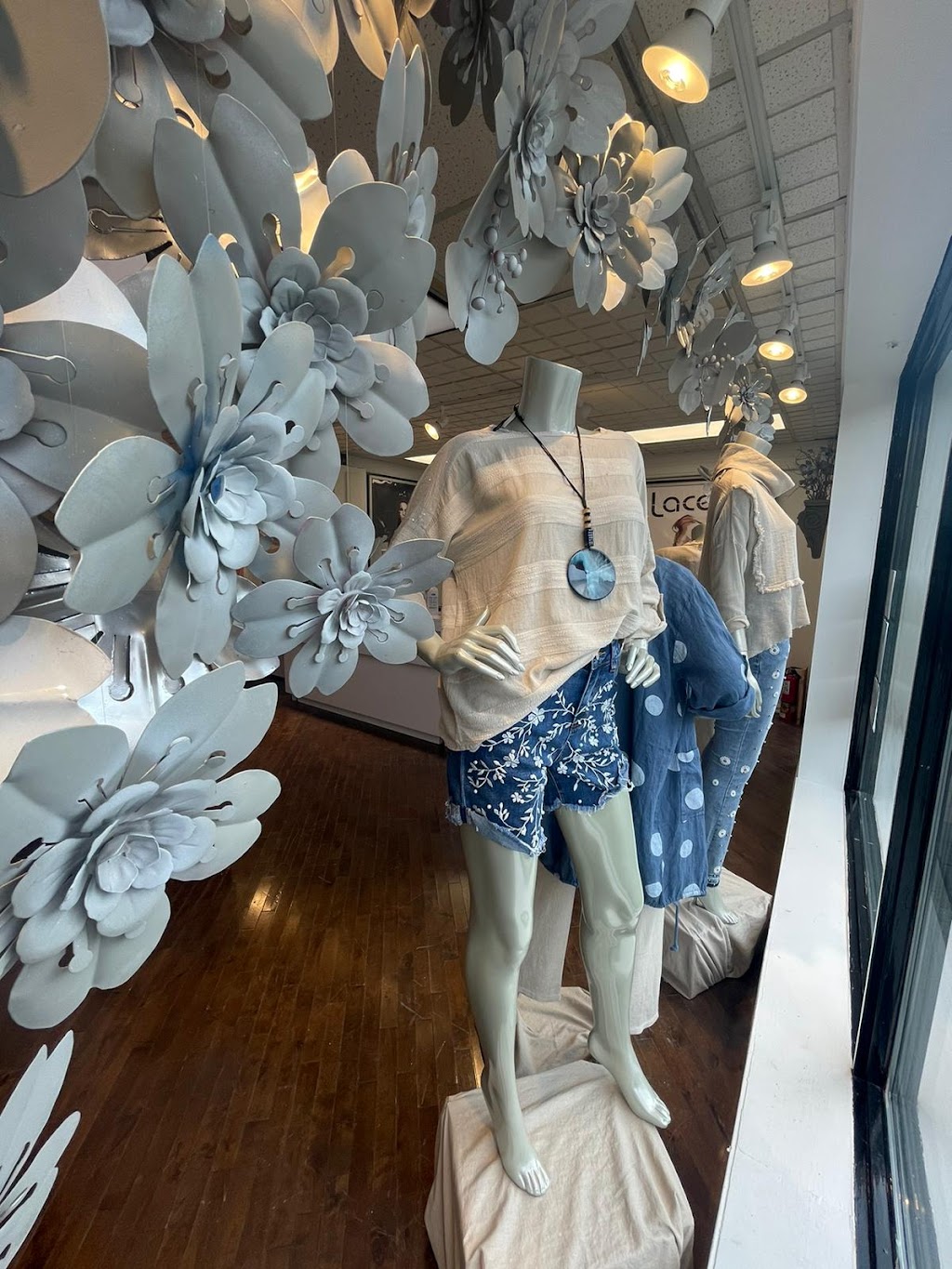 Lace Sainte Anne | 92 Rue Ste Anne, Sainte-Anne-de-Bellevue, QC H9X 1L8, Canada | Phone: (514) 457-6798