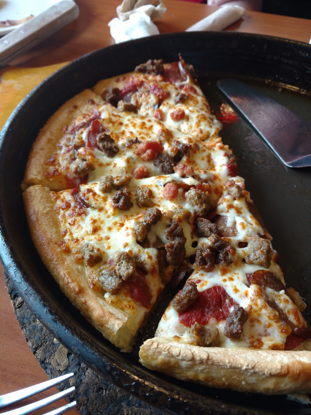 Pizza Hut | 464 Topsail Rd, St. Johns, NL A1E 2C2, Canada | Phone: (709) 745-5555