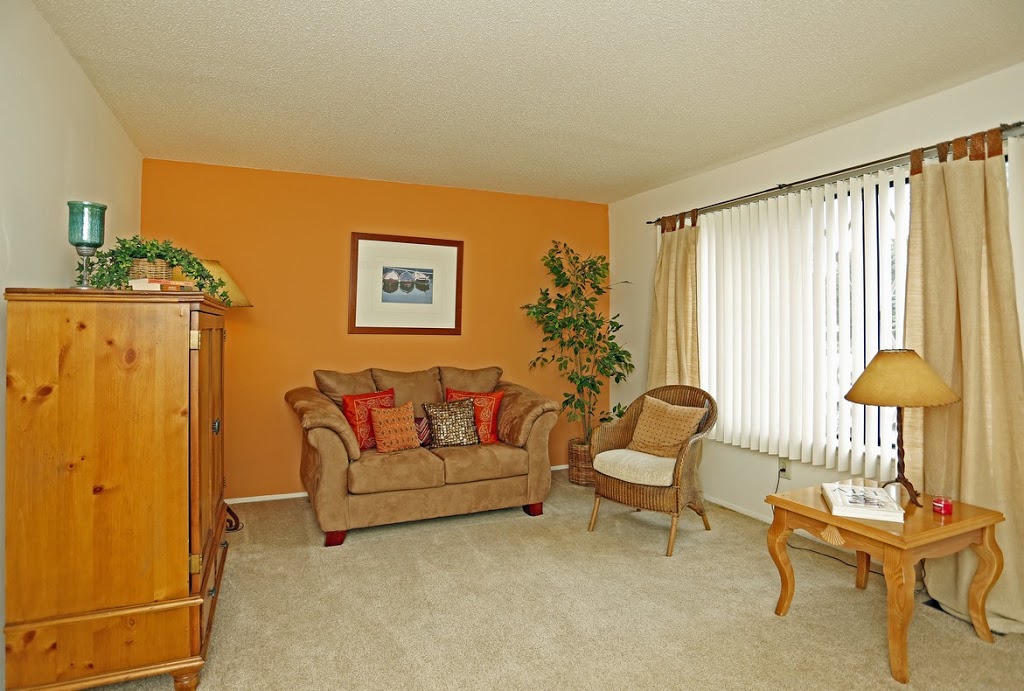 Beachwood Townhomes & Apartments | 38001 Club House Ln, Harrison Charter Township, MI 48045, USA | Phone: (586) 468-1111