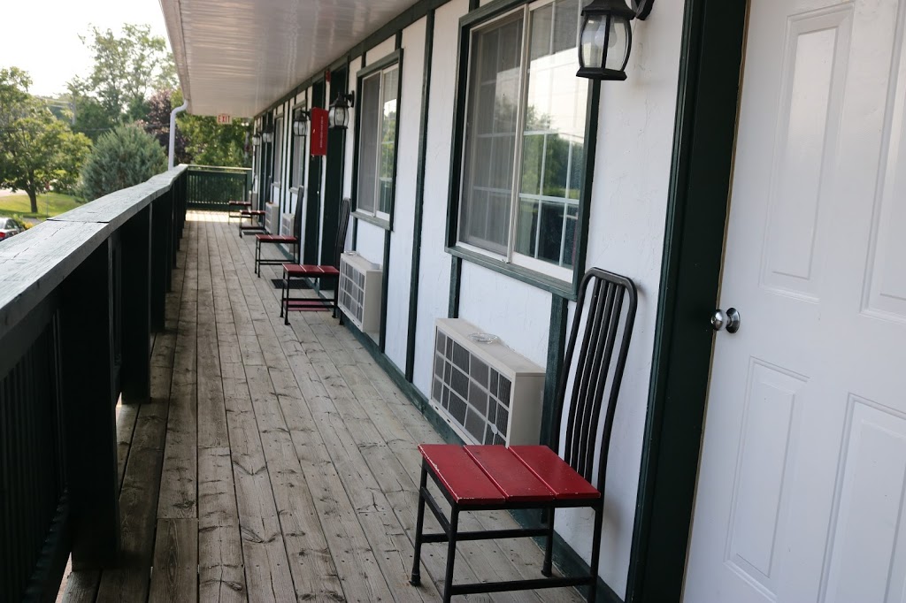 Fenelon Inn | 36 Helen St, Fenelon Falls, ON K0M 1N0, Canada | Phone: (705) 887-9000