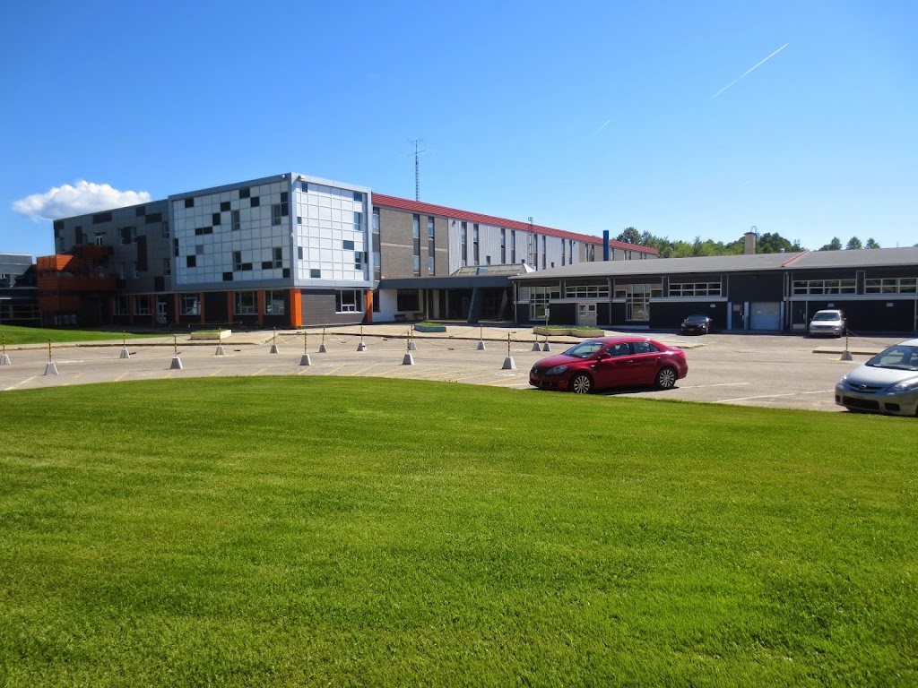 École Secondaire du Plateau | 88 Rue des Cimes, La Malbaie, QC G5A 1T3, Canada | Phone: (418) 665-3791