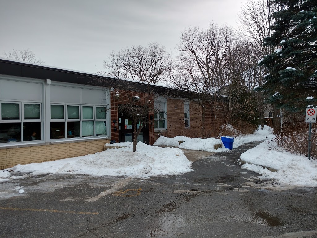 Académie de la Moraine | 115 George St, Aurora, ON L4G 2S3, Canada | Phone: (905) 773-7616