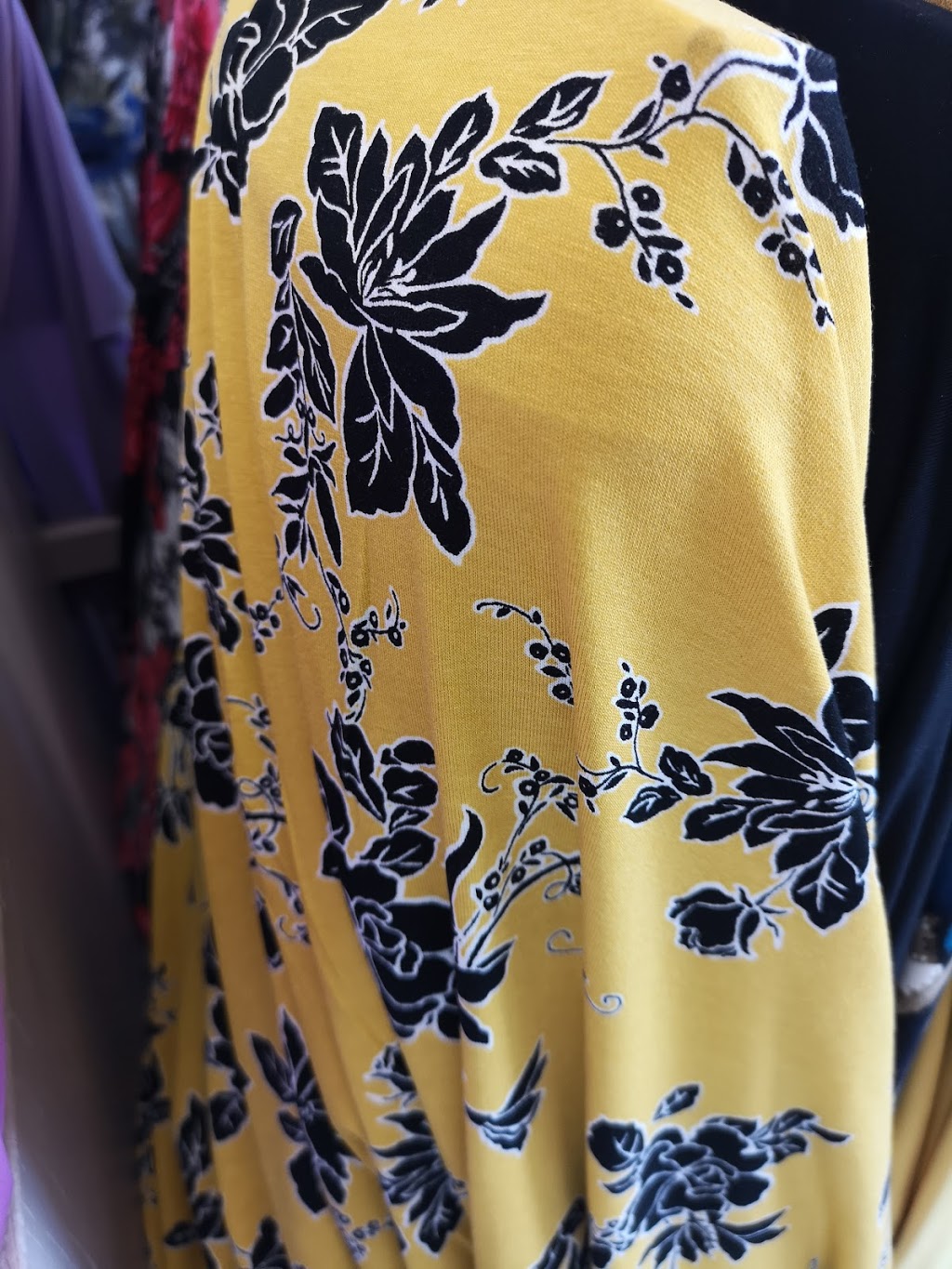 Discount Fabric Mart | 317 Ottawa St N, Hamilton, ON L8H 3Z8, Canada | Phone: (905) 549-2293