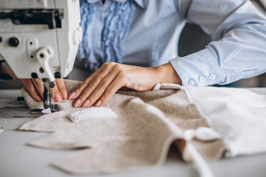 Golden Stitches | 1129 Corrie St Unit 1A, Innisfil, ON L9S 1W9, Canada | Phone: (416) 890-2661