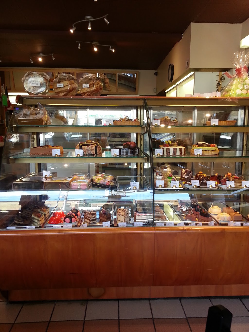 Pâtisserie La Cigogne | 1626 Bayview Ave, Toronto, ON M4G 3B7, Canada | Phone: (416) 487-1234