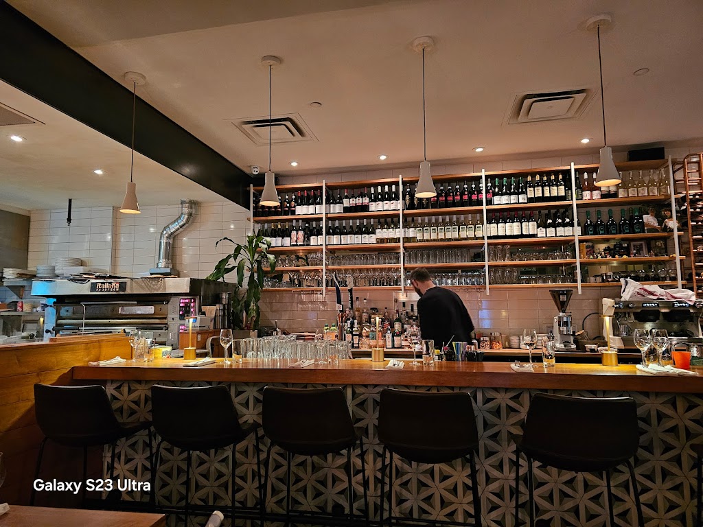 Stella Pizzeria | 1327 Avenue Laurier E, Montréal, QC H2J 1H4, Canada | Phone: (514) 903-9448