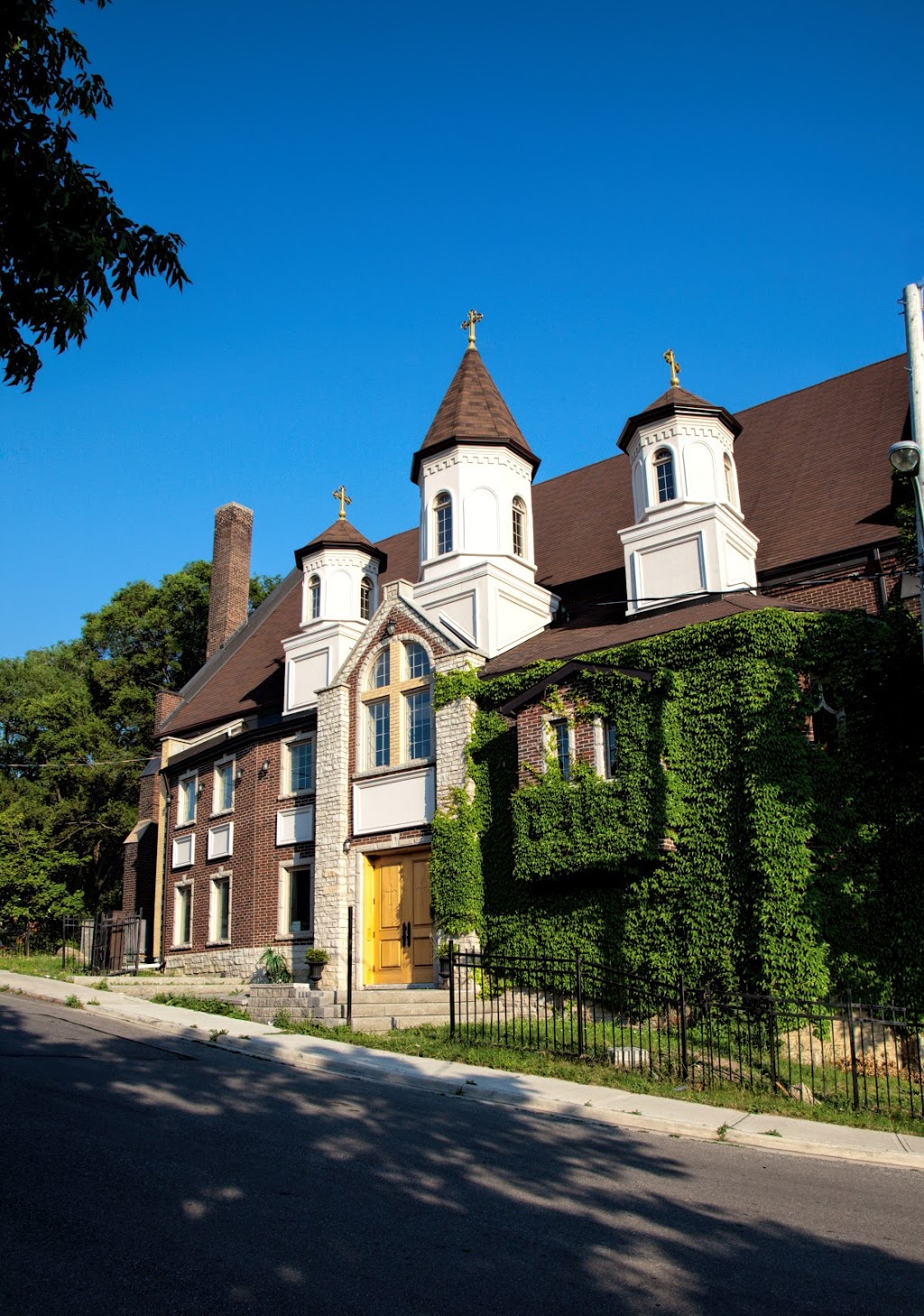 Saint George Romanian Orthodox Church | 247 Rosethorn Ave, York, ON M6M 3K9, Canada | Phone: (905) 770-8529