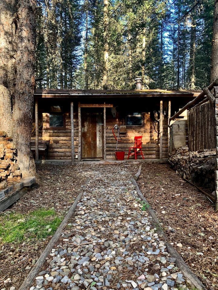 Rustic Cozy Cabin with hot tub | 34 Mountain Lion Pl, Bragg Creek, AB T0L 0K0, Canada | Phone: (403) 588-8080